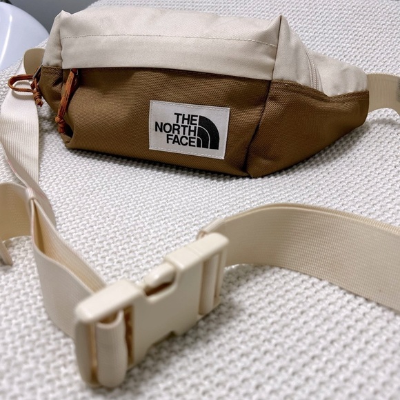 The North Face Belt Bag Versatile and Durable - Picture 2 of 14